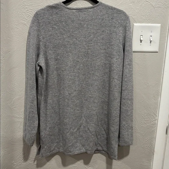 J. McLaughlin 100% Cashmere Gray Sweater With Accent Buttons Size Large Size Lg - Picture 5 of 5